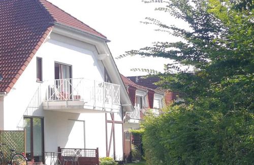 Gustow Casa | Kleine Ferienwohnung mit Terrasse und Gartenblick