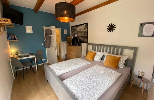 Friedrichskoog Casa | Kleines Doppelzimmer mit eigenem Bad und Kühlschrank, frisch saniert