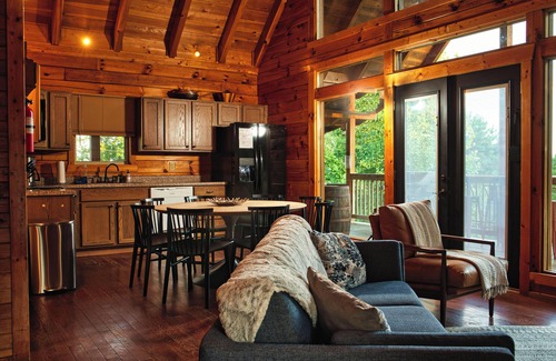 Primrose Cabina | Klyfta Haus, 4Br, Lakeview, Hot Tub, Firepit, Shuffleboard, EV Charger