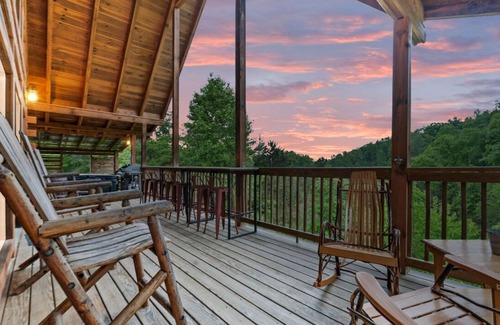 Primrose Cabina | Klyfta Haus, 4Br, Lakeview, Hot Tub, Firepit, Shuffleboard, EV Charger
