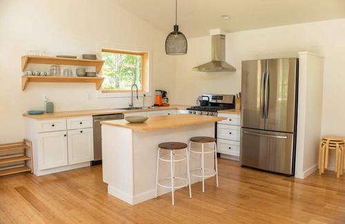 Livingston Manor Casa | Knickerbocker Knoll: Tranquil + Modern w/ Hot Tub
