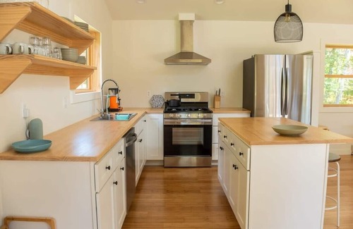 Livingston Manor Casa | Knickerbocker Knoll: Tranquil + Modern w/ Hot Tub