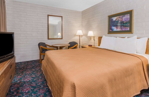 Murlin Heights Hotel | Knights Inn Dayton at Poe Ave