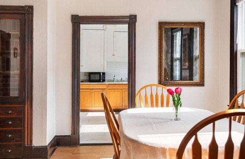 Parkside Apartamento | Knock on Wood | Airy Charm in Heart of Downtown