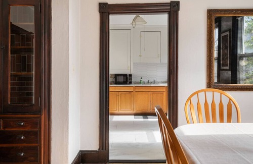 Parkside Apartamento | Knock on Wood | Airy Charm in Heart of Downtown