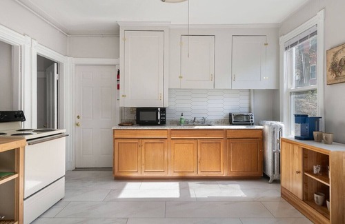 Parkside Apartamento | Knock on Wood | Airy Charm in Heart of Downtown