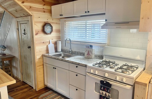 Conneaut Lake Cabaña | Knot Shores- Cozy, 3 bedroom Cottage, w/water access