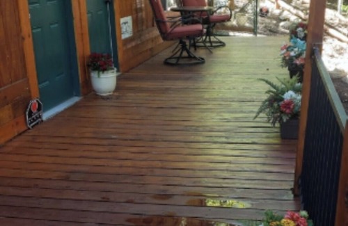 Castle Glen Estates Apartamento | Knotty Pine Cabin, 5 min to Lake and Ski, in serene Big Bear Lake with WiFi.