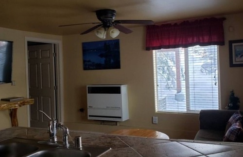 Castle Glen Estates Apartamento | Knotty Pine Cabin, 5 min to Lake and Ski, in serene Big Bear Lake with WiFi.