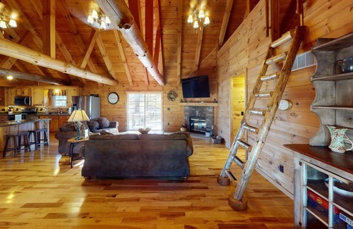 Laurelville Cabina | Knotty Pine cabin w/pond, hot tub, pool table close to hiking