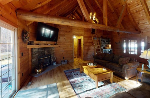 Laurelville Cabina | Knotty Pine cabin w/pond, hot tub, pool table close to hiking