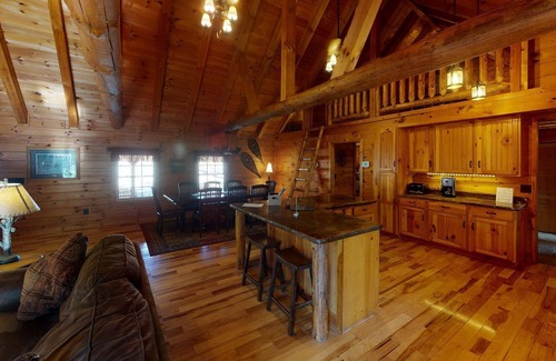 Laurelville Cabina | Knotty Pine cabin w/pond, hot tub, pool table close to hiking