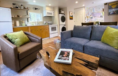 Coram Cabina | Knotty Pine, Fire Pit, AC, 7 Minutes to Glacier