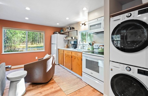 Coram Cabina | Knotty Pine, Fire Pit, AC, 7 Minutes to Glacier