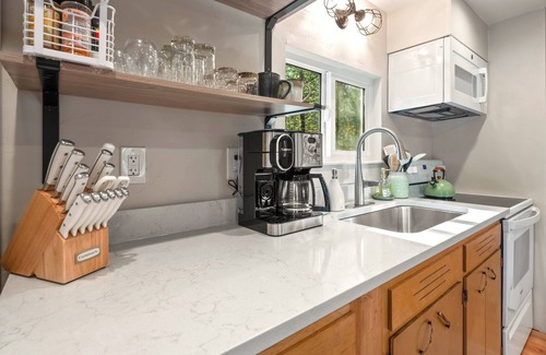 Coram Cabina | Knotty Pine, Fire Pit, AC, 7 Minutes to Glacier