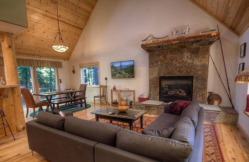 Tahoma Casa | Knotty Pine Retreat by Lake Tahoe Accommodations