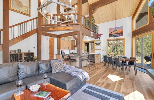 Tamarack Resort Casa | Knotty Pines in Donnelly | Luxe Cabin Bordering Tamarack | Room for Toys | Hot Tub