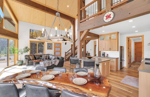 Tamarack Resort Casa | Knotty Pines in Donnelly | Luxe Cabin Bordering Tamarack | Room for Toys | Hot Tub