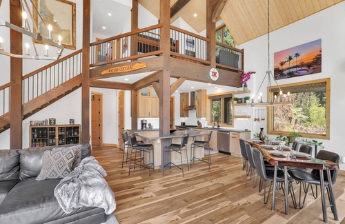 Tamarack Resort Casa | Knotty Pines in Donnelly | Luxe Cabin Bordering Tamarack | Room for Toys | Hot Tub