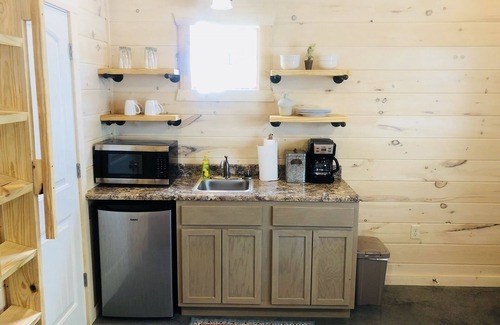 Mountain View Cabina | NUEVO The Knotty Squirrel Unit # 1 - 1BR Cabin W / Loft at the Square