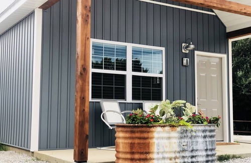 Mountain View Cabina | NUEVO The Knotty Squirrel Unit # 1 - 1BR Cabin W / Loft at the Square