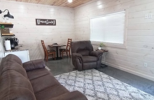 Mountain View Cabina | Knotty Squirrel Unit 6 King Suite with pullout sofa