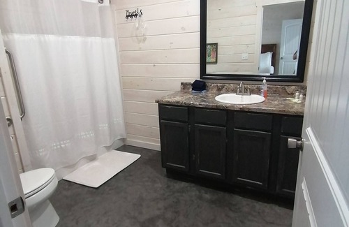 Mountain View Cabina | Knotty Squirrel Unit 6 King Suite with pullout sofa