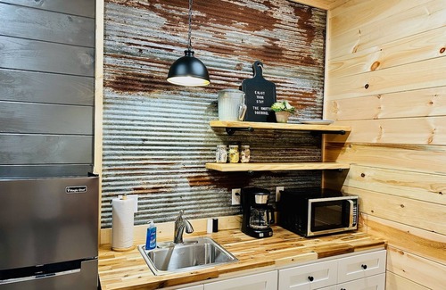 Mountain View Cabina | Knotty Squirrel Unit 9 Standard King Suite