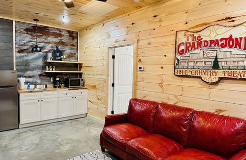 Mountain View Cabina | Knotty Squirrel Unit 9 Standard King Suite