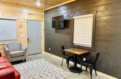 Mountain View Cabina | Knotty Squirrel Unit 9 Standard King Suite
