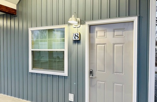 Mountain View Cabina | Knotty Squirrel Unit 8 Standard King Suite