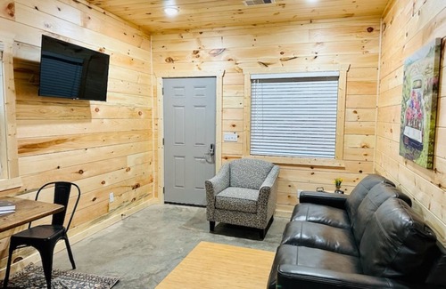 Mountain View Cabina | Knotty Squirrel Unit 8 Standard King Suite