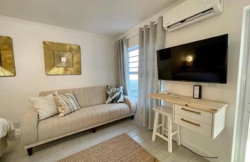 Old Place Apartamento | Knysna Studio Luxury Escape at HeadsView!