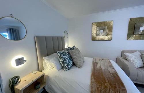 Old Place Apartamento | Knysna Studio Luxury Escape at HeadsView!