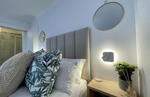 Old Place Apartamento | Knysna Studio Luxury Escape at HeadsView!