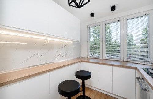 Baluty Apartamento | Kochanowskiego Parkside Apartment by BookingHost