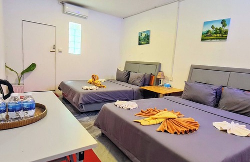 Koh Rong Cama Y Desayuno | Koh Rong Beach Hostel and Bungalow
