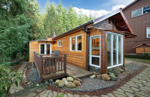 Maple Valley Casa | Koi Story Cabin on the Lake - Waterfront, near Bike Trail