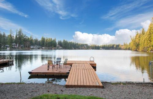 Maple Valley Casa | Koi Story Cabin on the Lake - Waterfront, near Bike Trail