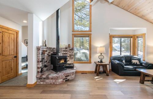 Truckee Casa | Kokanee at Tahoe Donner - Charming 3 BR - Pool Table - Fireplace - Amenity Access!