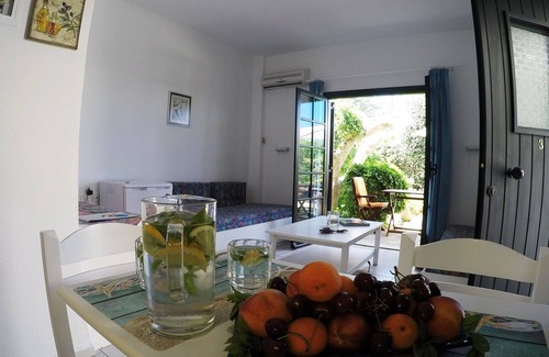 Kokkini Chani Apartamento | Kokkini Hani: Precioso apartamento con jardín, a 100 metros de la playa, Kokkini Hani / Heraklion.