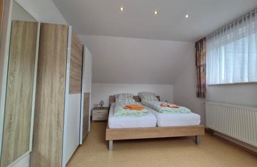 Madfeld Apartamento | Komfortable 90 qm Ferienwohnung mit 3 Schlafzimmern Küche Balkon Wohnzimmer mit großem LED TV InternetWiFi Flatrate und Parkplatz inklusive in Brilon Madfeld