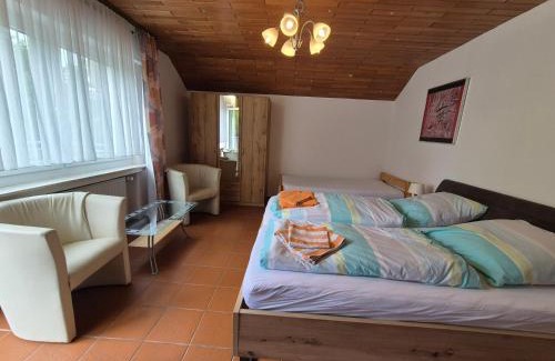 Madfeld Apartamento | Komfortable 90 qm Ferienwohnung mit 3 Schlafzimmern Küche Balkon Wohnzimmer mit großem LED TV InternetWiFi Flatrate und Parkplatz inklusive in Brilon Madfeld