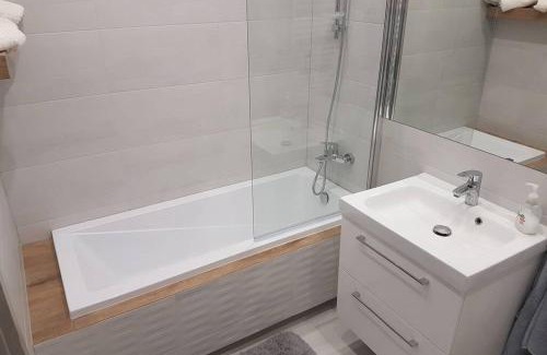 Bielsko-Biala Apartamento | Komfortowy Nowoczesny Apartament Kustronia z Garażem Balkonem Wanną