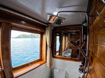 Labuan Bajo Alquiler De Eote | Komodo Cruise 3D2N with Emocean Tour - Monday & Friday Departures