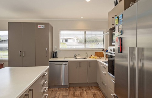 Whiritoa Casa | Kon Tiki Retreat - Whiritoa Beach Holiday Home