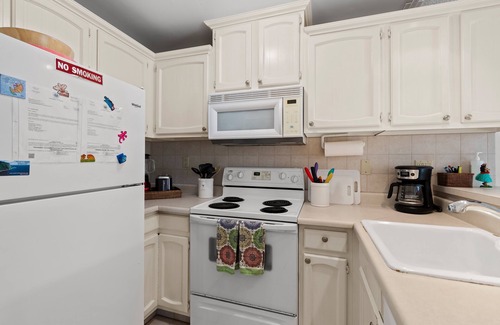 Historic Kailua Village Condominio | ¡Kona Condo en el centro de la ciudad espera tu presencia!
