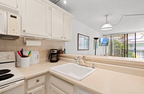 Historic Kailua Village Condominio | ¡Kona Condo en el centro de la ciudad espera tu presencia!