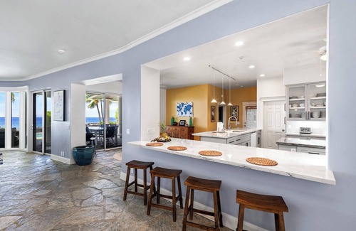 Kailua-Kona Casa | Gran casa frente al mar con piscina, fácil acceso al centro de Kona, a pasos de los estanques de Keiki. Casa Azul