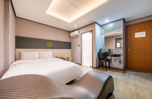 Chunggogil-tong Hotel | Konkuk University Salmon